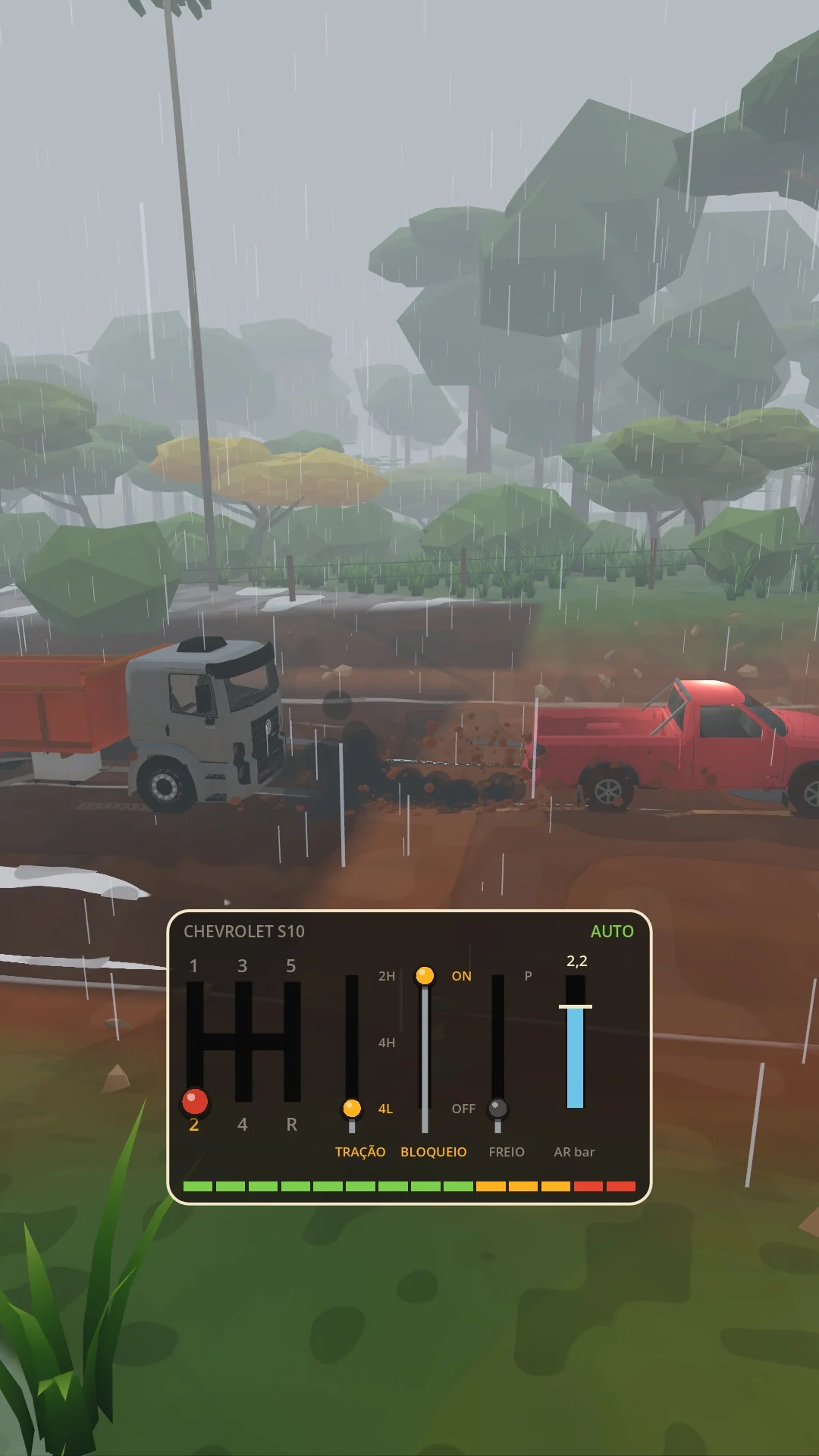S10 rebocando um caminhão brasileiro em uma subida enlameada sob chuva forte